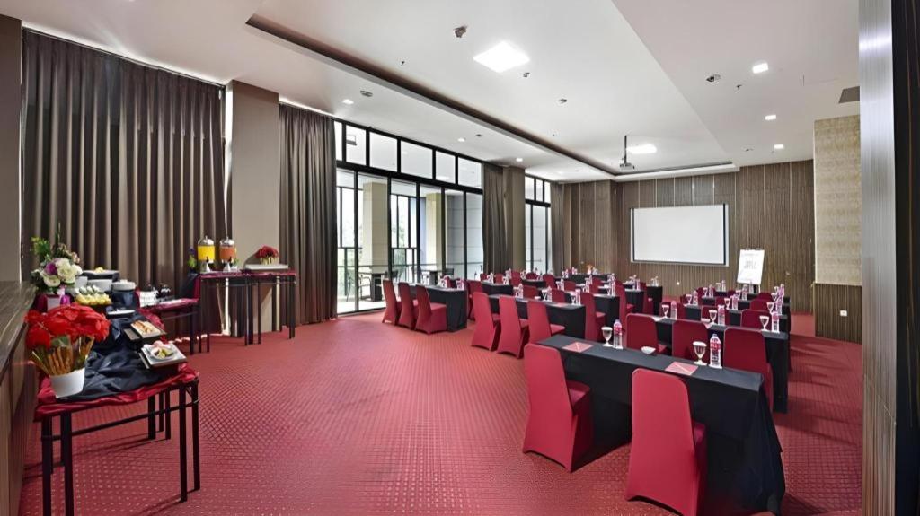 Travello Hotel Бандунг Екстериор снимка