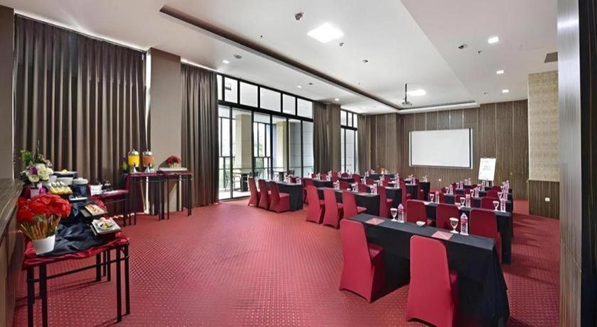 Travello Hotel Бандунг Екстериор снимка